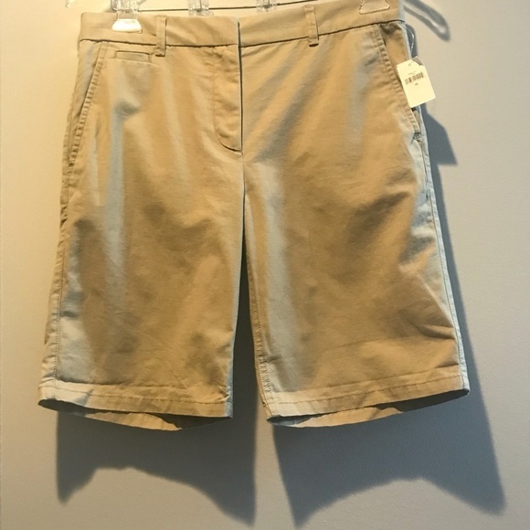 GAP Boyfriend Roll Up Khaki Shorts - Picture 2 of 5